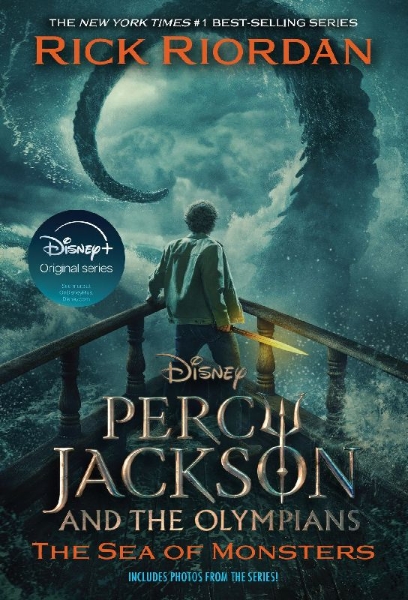 Buchcover und Innenansicht für das Buch: Percy Jackson and the Olympians, Book Two: Sea of Monsters Disney+ Tie in Edition