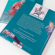 Buchcover und Innenansicht für das Buch: Familjen Knyckertz och gulddiamanten