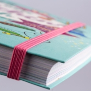 Buchcover und Innenansicht für das Buch: Dein Mädchenbuch: über 230 Ideen für mehr Glitzer im Leben