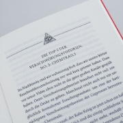 Buchcover und Innenansicht für das Buch: Angela Merkel ist Hitlers Tochter. Im Land der Verschwörungstheorien
