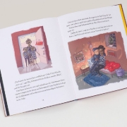 Buchcover und Innenansicht für das Buch: Familjen Knyckertz och Ismans hemlighet