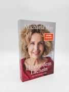 Buchcover und Innenansicht für das Buch: Hinter dem Lächeln