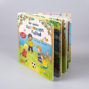 Buchcover und Innenansicht für das Buch: Wir spielen zusammen Fußball