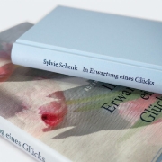 Buchcover und Innenansicht für das Buch: In Erwartung eines Glücks
