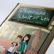 Buchcover und Innenansicht für das Buch: Die unlangweiligste Schule der Welt 1: Das Buch zum Film