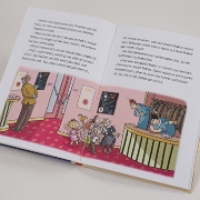 Buchcover und Innenansicht für das Buch: Ella teatterissa