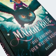 Buchcover und Innenansicht für das Buch: Maggie Blue and the White Crow