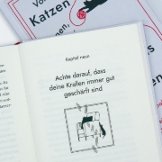 Buchcover und Innenansicht für das Buch: Lessons from Cats for Surviving Fascism