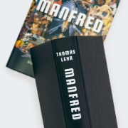 Buchcover und Innenansicht für das Buch: Manfred - Bekenntnisse eines Außerirdischen