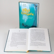 Buchcover und Innenansicht für das Buch: BOY UNDERWATER