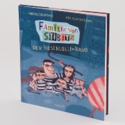 Buchcover und Innenansicht für das Buch: Familjen Knyckertz och födelsedagskuppen