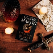 Buchcover und Innenansicht für das Buch: Fire And Blood: 300 Years Before A Game Of Thrones