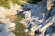 Buchcover und Innenansicht für das Buch: Wild Swimming Frankreich
