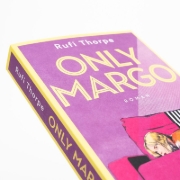 Buchcover und Innenansicht für das Buch: Margo's Got Money Troubles
