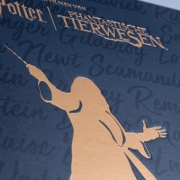 Buchcover und Innenansicht für das Buch: Aus den Filmen von Harry Potter und Phantastische Tierwesen: WHO IS WHO - Die Figuren der Zaubererwelt