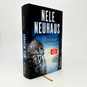 Buchcover und Innenansicht für das Buch: Monster