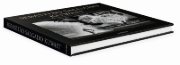 Buchcover und Innenansicht für das Buch: Sebastião Salgado. Kuwait. A Desert on Fire