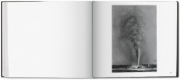 Buchcover und Innenansicht für das Buch: Sebastião Salgado. Kuwait. A Desert on Fire