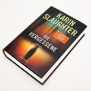 Buchcover und Innenansicht für das Buch: Girl, Forgotten