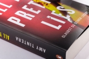 Buchcover und Innenansicht für das Buch: Listen for the lie