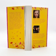 Buchcover und Innenansicht für das Buch: She Gets the Girl