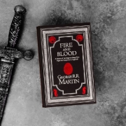 Buchcover und Innenansicht für das Buch: Fire and Blood Collector's Edition