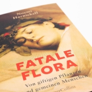 Buchcover und Innenansicht für das Buch: Fatale Flora. Von giftigen Pflanzen und gemeinen Menschen