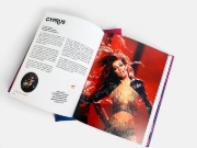 Buchcover und Innenansicht für das Buch: Eurovision Song Contest. Das Kochbuch