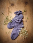 Buchcover und Innenansicht für das Buch: Romantische Socken stricken