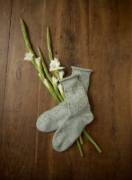 Buchcover und Innenansicht für das Buch: Romantische Socken stricken