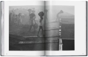 Buchcover und Innenansicht für das Buch: Sebastião Salgado. Arbeiter. Zur Archäologie des Industriezeitalters