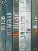 Buchcover und Innenansicht für das Buch: Shatter Me Series 6-Book Box Set