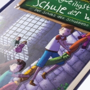 Buchcover und Innenansicht für das Buch: Die unlangweiligste Schule der Welt 10: Der Schatz des Schuldiebs