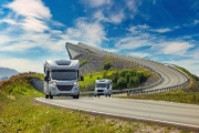 Buchcover und Innenansicht für das Buch: Die ultimativen Roadtrips mit dem Wohnmobil in Europa