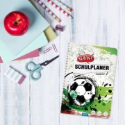 Buchcover und Innenansicht für das Buch: TRÖTSCH - Schulplaner WOW Fußball 26/27