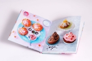 Buchcover und Innenansicht für das Buch: Backen für Teenager - verrückt & einfach
