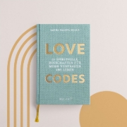 Buchcover und Innenansicht für das Buch: LOVE CODES - 21 spirituelle Botschaften für mehr Vertrauen ins Leben