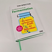Buchcover und Innenansicht für das Buch: Ferment. The Life-Changing Power of Microbes