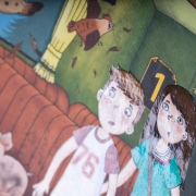 Buchcover und Innenansicht für das Buch: Die unlangweiligste Schule der Welt 9: Ein Ausflug erster Klasse