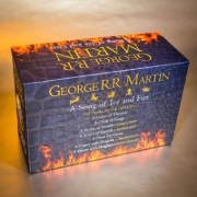 Buchcover und Innenansicht für das Buch: A Game of Thrones: The Story Continues. 7 Volumes Boxed Set