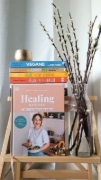Buchcover und Innenansicht für das Buch: Healing Kitchen - gesund mit anti-entzündlicher Ernährung