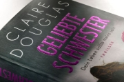 Buchcover und Innenansicht für das Buch: The wrong sister