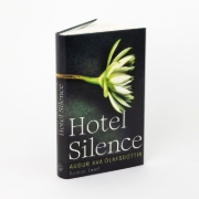 Buchcover und Innenansicht für das Buch: Hotel Silence