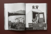 Buchcover und Innenansicht für das Buch: Bruce Weber. The Golden Retriever Photographic Society