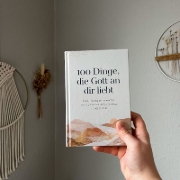 Buchcover und Innenansicht für das Buch: 100 Things God Loves about You