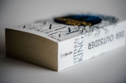 Buchcover und Innenansicht für das Buch: The Outsider