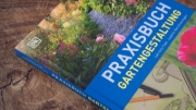 Buchcover und Innenansicht für das Buch: Praxisbuch Gartengestaltung