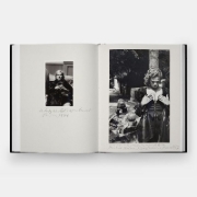 Buchcover und Innenansicht für das Buch: Helmut Newton: One-off