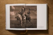 Buchcover und Innenansicht für das Buch: Edward S. Curtis. The North American Indian. The Complete Portfolios
