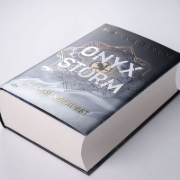 Buchcover und Innenansicht für das Buch: Onyx Storm (The Empyrean #3)